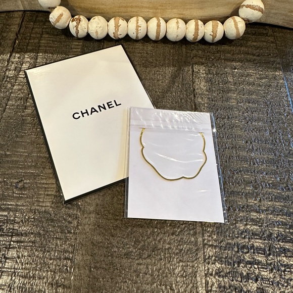 Chanel gold Camellia flower bookmark new with packaging - Picture 5 of 7